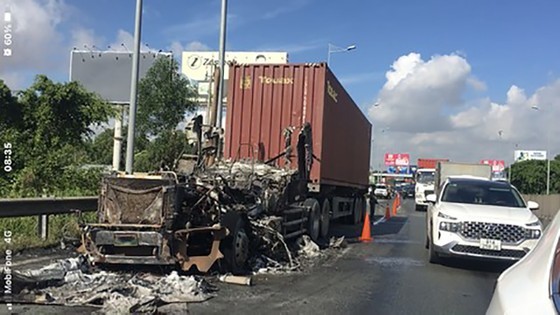 Container truck bursts into flames on HCMC – Long Thanh – Dau Giay Expressway