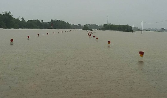 Heavy rains batter Central Vietnam, cut off roads, shut down schools