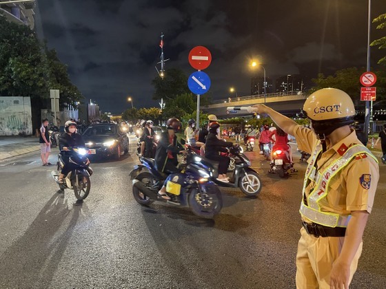 Traffic police forces strengthened to help people return to HCMC after holiday