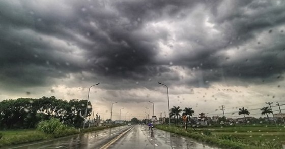 Thundery rain, cyclone, gusty winds warnings grip Southern waters