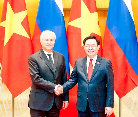 Top legislator holds talks with Russian State Duma Chairman in Hanoi