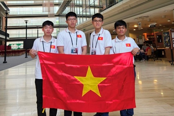 Vietnamese students win medals at 2023 IOI