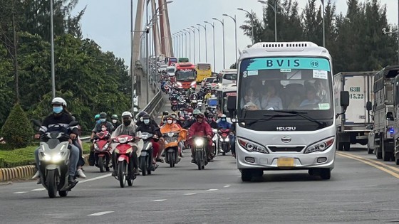 Holidaymakers return to HCMC, causing traffic jams in many expressways