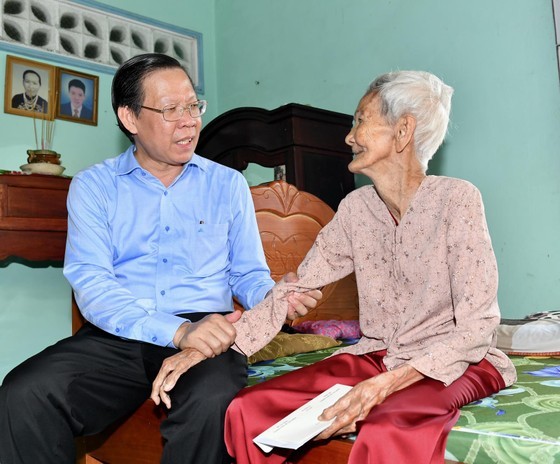 HCMC leaders visit, present gifts to Vietnamese Heroic Mothers in Cu Chi