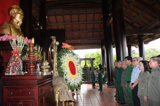 HCMC Youth Volunteer Force offers incense to 99 volunteer soldiers in Tay Ninh