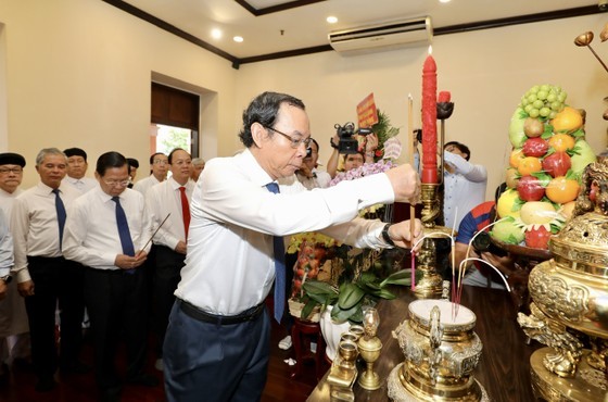 HCMC leaders pay tribute to late Presidents on National Day