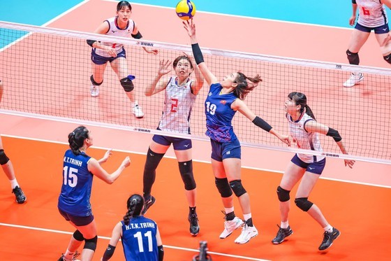 Vietnamese women's volleyball team pursuits bronze after semifinal loss