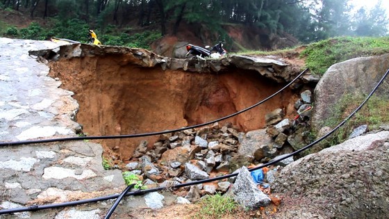 Landslides causes dangerous deep hole on coastal defense route in Ha Tinh