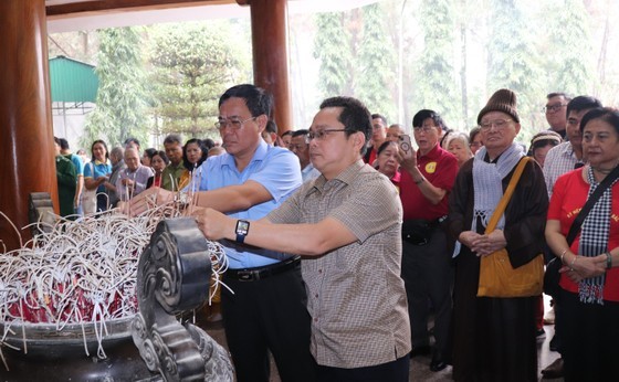 HCMC delegation offers incense at Dong Loc T-junction relic site, Ha Tinh