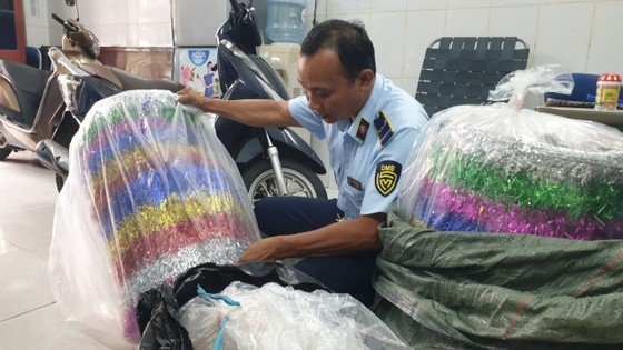 Thousands of lanterns and mooncakes of unknown origin seized in HCMC