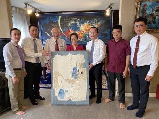 Vietnamese-French collectors donate Vietnamese paintings to HCMC