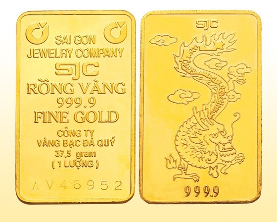 Gold retreats by VND750,000 due to sharp drop in global price