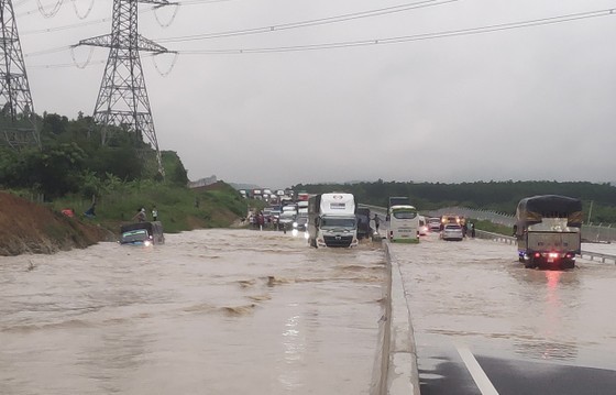 Vehicles trapped in flood water on Dau Giay- Phan Thiet expressway