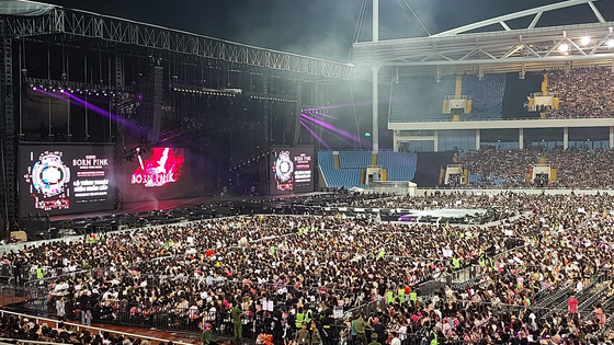 Blackpink ignites 36,000 fans at My Dinh National Stadium concert