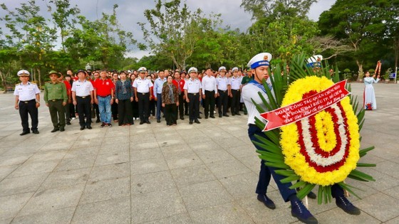 HCMC’s leaders offer incense in tribute to heroic martyrs on Con Dao Island