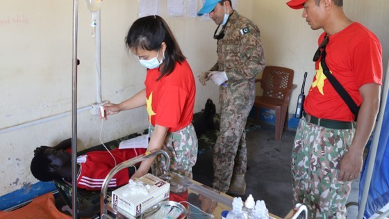 Vietnamese doctors provide free medical checkups for teachers, students in Abyei