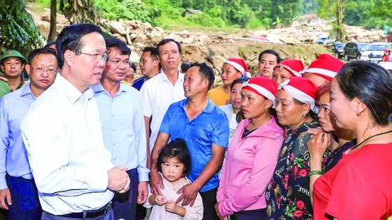 President visits families affected by flash flood in Lao Cai Province