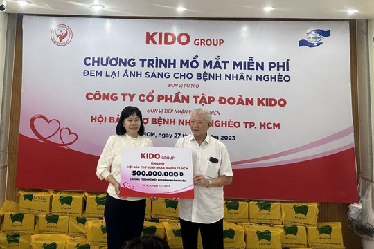 Ủng hộ 500 triệu đồng để mổ mắt miễn phí cho người nghèo