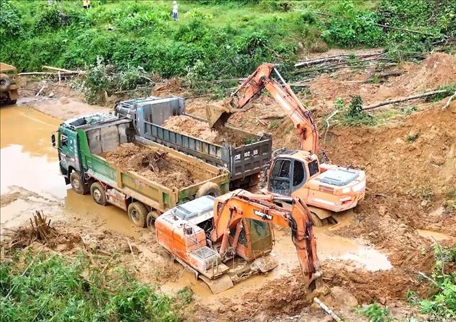 Tiếp tục xảy ra sạt lở, chia cắt giao thông tại nhiều địa phương...