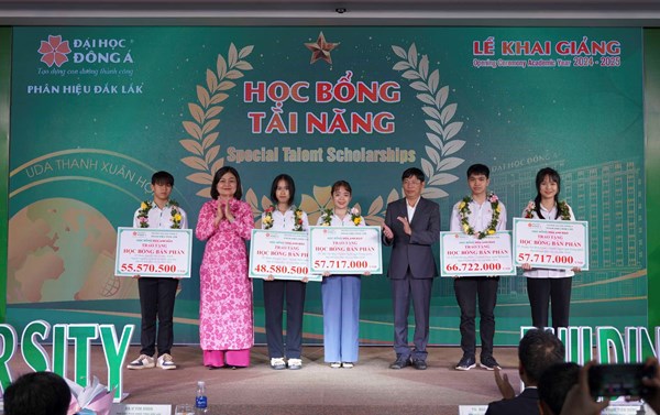 Gần 5 tỷ đồng học bổng dành cho tân sinh viên ĐH Đông Á phân hiệu Đắk Lắk năm 2024