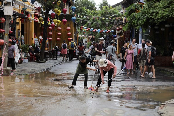 Người dân phố cổ Hội An dọn dẹp bùn non, rác thải sau lũ, khách lội nước tham quan