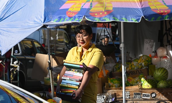 'Bạn không thể hợp lý hóa sự đau lòng' Hiệu sách thịnh vượng ở New York của Lucy Yu bị thiêu rụi. Làm thế nào cô ấy có thể xây dựng lại mà không bị kiệt sức?