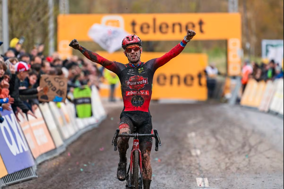 Joris Nieuwenhuis dâng chiến thắng cho Eli Iserbyt tại Superprestige Niel