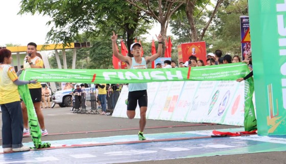 Nhà vô địch SEA Games Hoàng Nguyên Thanh đăng quang giải chạy mới của quê nhà