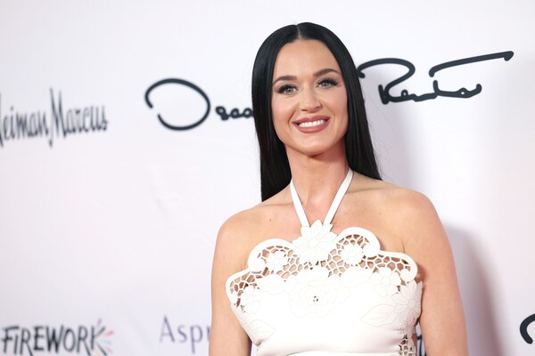 Katy Perry nói mẹ cô ấy bị lừa bởi hình ảnh của Al ở Met Gala