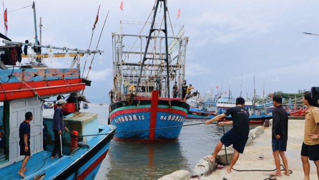 Nhiều địa phương miền Trung cấm biển, sẵn sàng lực lượng ứng phó áp thấp gần Biển Đông