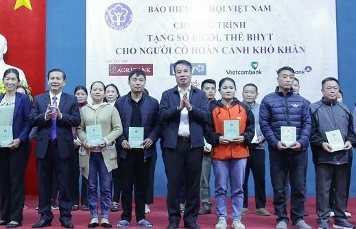 Trao tặng sổ bảo hiểm xã hội, thẻ bảo hiểm y tế đến người khó khăn tại Hòa Bình