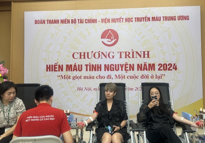 Hàng trăm công chức, viên chức Bộ Tài chính tham gia hiến máu tình nguyện