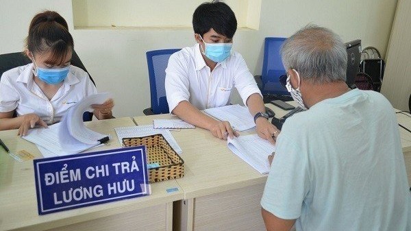 Có được vừa hưởng lương hưu và trợ cấp tai nạn lao động hàng tháng không?