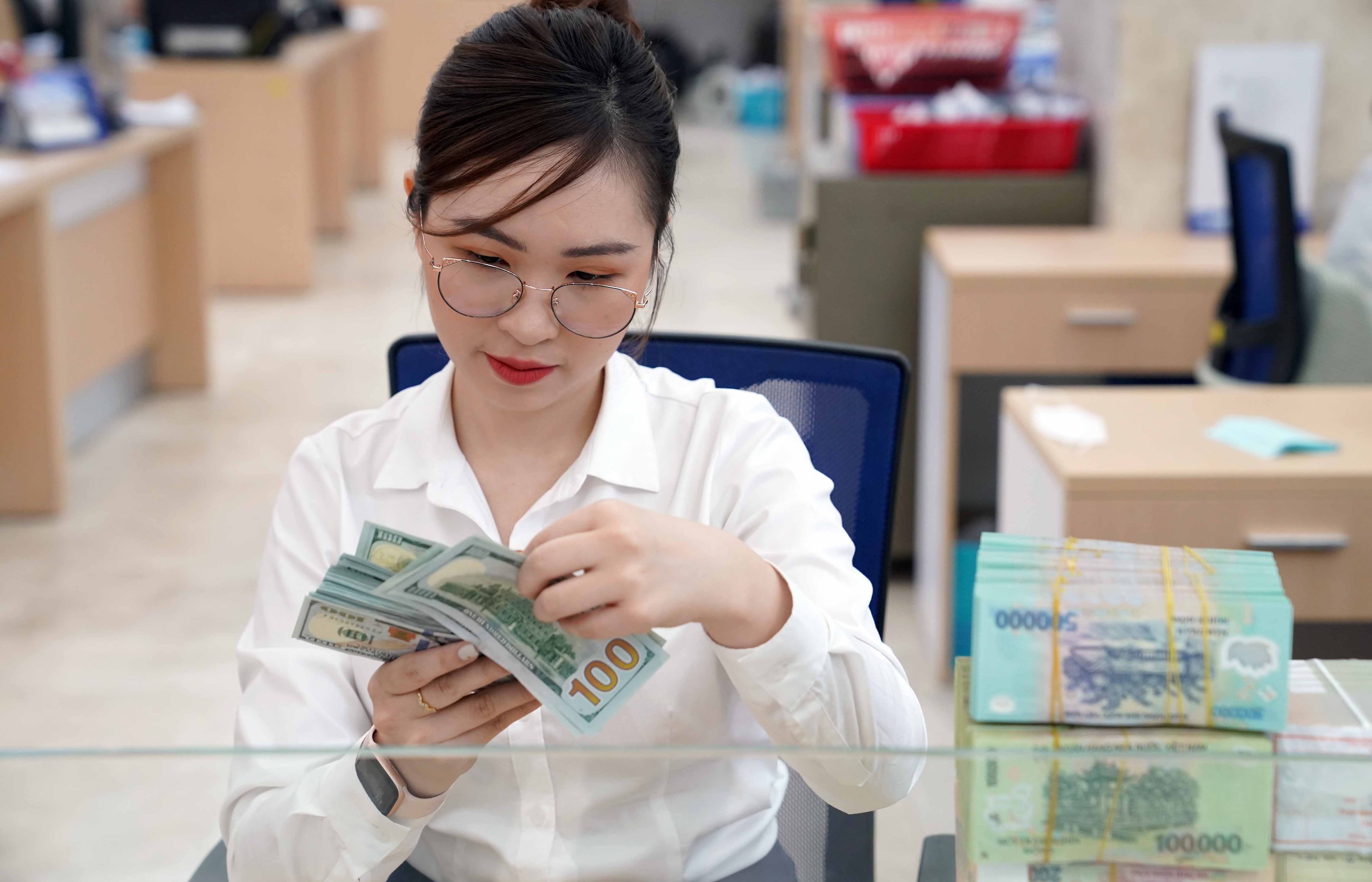 Tỷ giá hôm nay (23/12): Đồng USD trên tiếp tục lao dốc