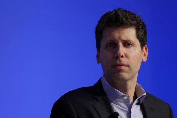 Sam Altman trở lại làm CEO của OpenAI