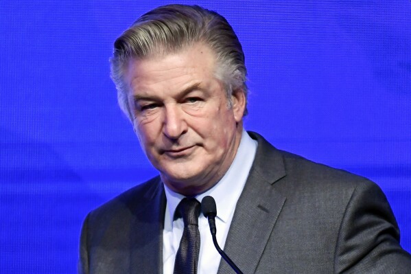 Luật sư của Alec Baldwin yêu cầu thẩm phán New Mexico bác bỏ vụ kiện chống lại ông vì bằng chứng về vũ khí