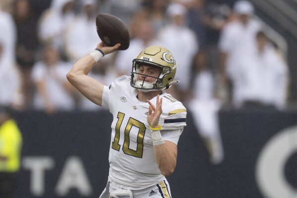 Haynes King ném số 3 TD khi Georgia Tech routs VMI 59-7