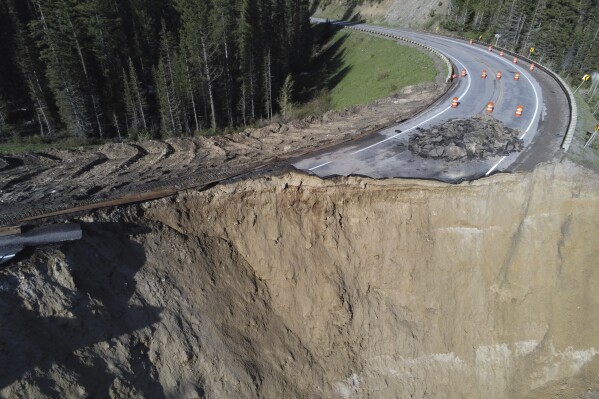 Một phần lớn đường Tington Pass của thành phố bằng Teton bị sụp đổ; không biết nó có thể được tái thiết nhanh đến mức nào