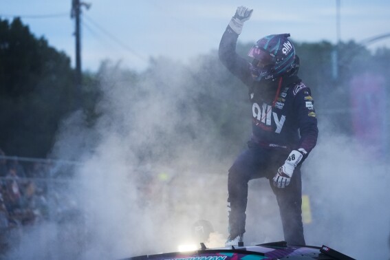 Alex Bowman làm yên lặng suy đoán của Hendrick bằng cách giành chiến thắng trong một khóa học đường phố Chicago đầy mưa