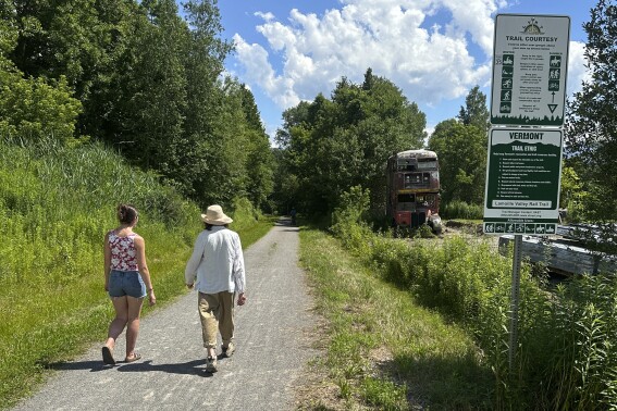 Giờ đây, những người đi đường ray dài và người đi xe đạp có thể băng qua Vermont trên con đường ray dài nhất của New England, một năm sau trận lụt