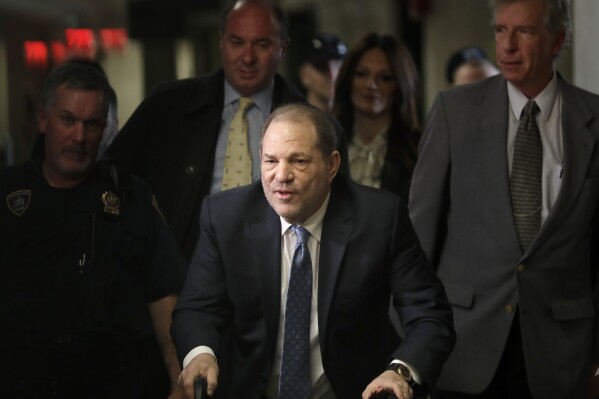 Bản án hiếp dâm của Harvey Weinstein bị tòa án tối cao ở New York lật đổ