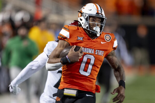 Oklahoma St RB Ollie Gordon II, người đã thắng Doak Walker Giải thưởng mùa trước, bị bắt vì nghi ngờ lái xe