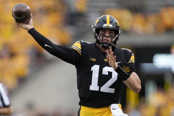 QB Cade McNamara nói anh ta khỏe mạnh 100% và sẵn sàng trở lại với tội lỗi của Iowa