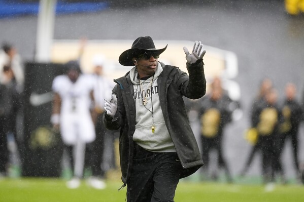 Deion Sanders và Buffaloes thi đấu năm 2 ở Boulder chống lại nhà máy điện Bắc Dakota