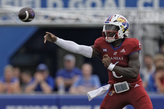 Sau hàng loạt vết thương, Jalon Daniels sẽ bắt đầu ở QB cho số 22 Kansas trong mùa khai trương tuần tới