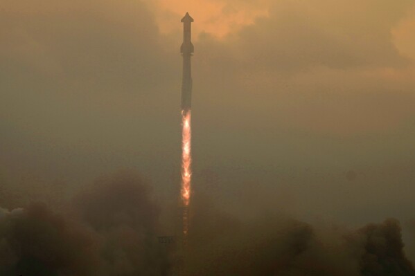 Tên lửa khổng lồ của SpaceX đã hoàn tất chuyến bay thử nghiệm thứ tư từ Texas mà không nổ