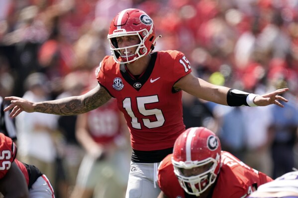 Carson Beck ném vé 5 TD và số 1 Georgia Routs trường công nghệ Tennessee 48-3