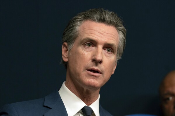 Thống đốc California Gavin Newsom ký luật yêu cầu các doanh nghiệp lớn tiết lộ lượng khí thải