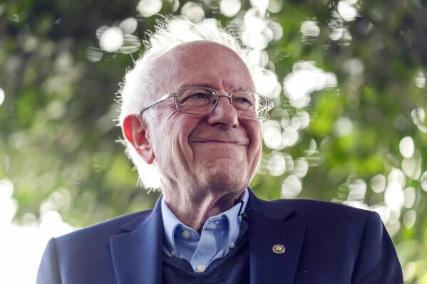 Bernie Sanders bị buộc tội khinh miệt đối với CEO Steward