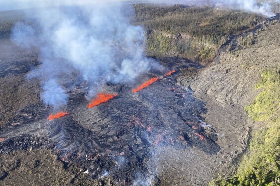 Núi lửa Kilauea ở Hawaii lại phun trào tại một nơi hẻo lánh của công viên quốc gia